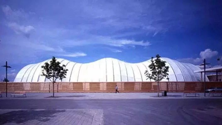 日本突發(fā)特大洪災(zāi)，坂茂用“紙建筑”為受災(zāi)者搭建尊嚴(yán)