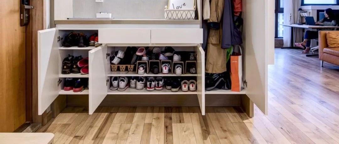 鞋柜底部留空這個小心機，竟帶來如此便利！