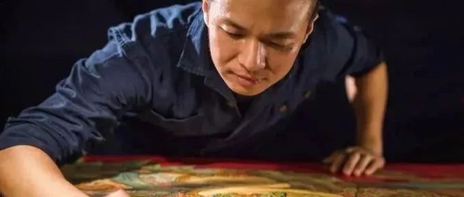 他是華人油畫修復(fù)第一人，荷蘭王室的座上賓，復(fù)活歐洲上億名畫，鬼斧神工可令時光逆行！